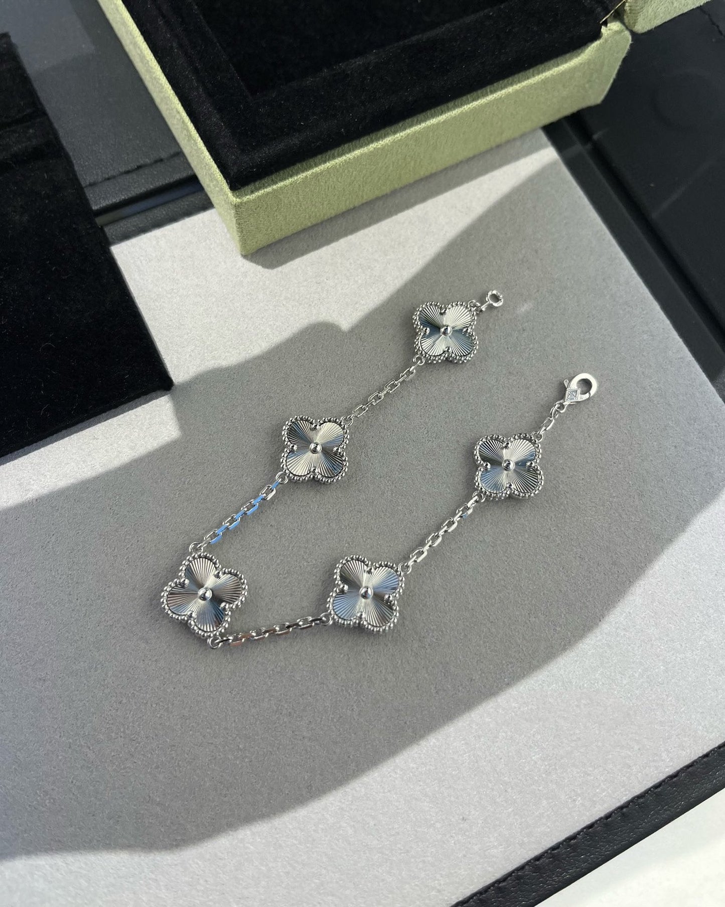 [Spark] CLOVER 5 MOTIF LASER BRACELET COLLECTION